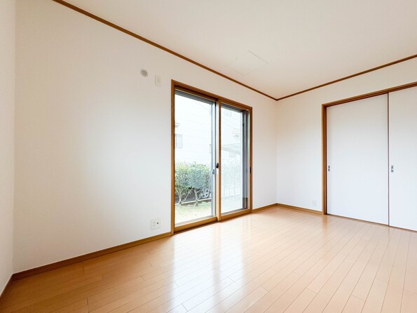 【リビング】  整然とした空間演出、快適な理想の暮らしの実現は家のみの拘りではなく、そこで暮らす方々にとって素敵な環境であることも挙げられると思います。四季折々の変化が奏でる鼓動を楽しんで下さい。