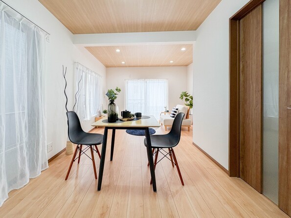 【ダイニング】忙しい朝でも家族揃って食事をしたいゆとりあるダイニングスペース。