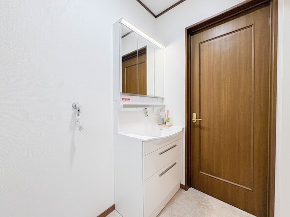 【洗面台】 十分な大きさの洗面台は、身だしなみチェックや歯磨きなど、朝の慌ただしい時間でもホテルライクなスペースで余裕とゆとりを感じて頂けます。