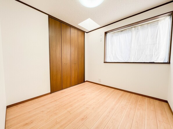 【子供部屋】お子様のお部屋にぴったりなクロークを備えたフローリング仕様の洋室です。