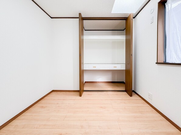 【収納】壁面クローゼットのメリットは、衣類が横一列に並ぶためひと目で洋服が選びやすいこと。衣類をたくさんお持ちの方も、限られたスペース内に無理なく収納することができます。