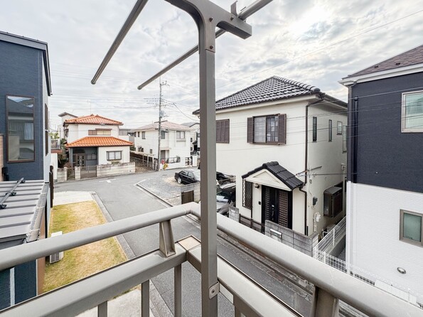 【眺望】朝の澄んだ空気や、夕方に吹く清々しい風を五感で感じられるバルコニー。