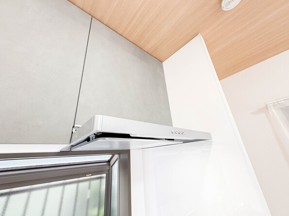 【レンジフード】調理の際に発生する汚れた空気（二酸化炭素、油煙、水蒸気、ニオイなど）を、ダクトを通して屋外に排出しています。