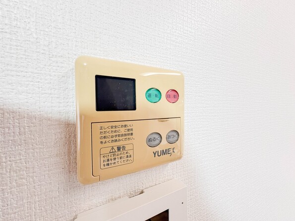 【オートバス】パネルからワンタッチで自動的にお湯張りができる設備。お風呂のお湯がたまったかどうかいちいち浴室へ確認に行かずにすみ、うっかりお湯を溢れさせてしまうこともなくなります。