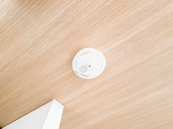 【火災警報器】火災により発生する煙を感知し、警報を発して火災の発生を知らせてくれます。