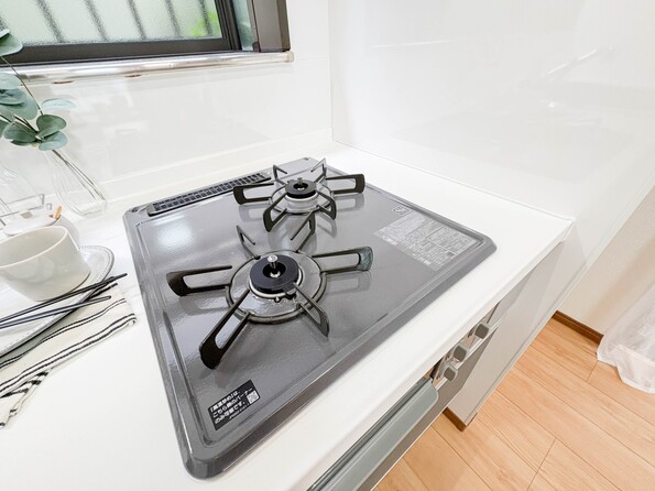 【三口コンロ】奥さま目線で考え、調理に重宝する三口コンロをシステムキッチンに採用、ワイドな洗い場も設けも野菜や食器を洗うのを便利にしました。