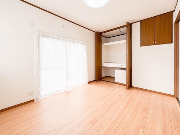 【寝室】シンプルな内装はおしゃれのポイントです。シンプルは華美より飽きがこないからです。色や模様でおしゃれ感をだす。それがシンプルイズビューティーです。