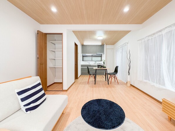 【リビングダイニング】シンプルなデザインの家は風情がある。住む人のこだわりを感じる。外観も内装もいたってシンプル。居心地がよく、家事や趣味、子育てなどにも集中できる。家も人間も熟成するほどシンプルにな