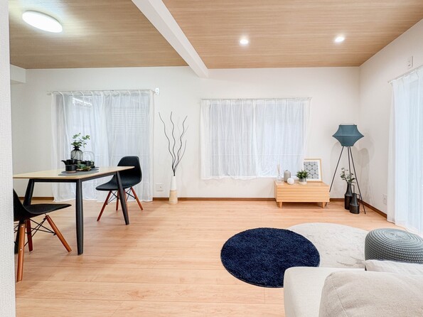 【ダイニングキッチン】会話でホッとコミュニケーションできるリビング。料理でホッとハピネスになるキッチンなど。人をホッとさせる最新設備・仕様を採用しています。