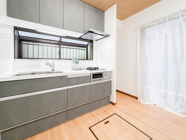 【キッチン】ナチュラルな自然光の中での調理。会話が弾む対面型キッチン。お洒落な食器類を余裕で収納できるスペース。動きやすい女性目線のキッチン動線。これからはお料理をつくる時間が劇的に変わります。