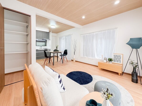 【リビング】  整然とした空間演出、快適な理想の暮らしの実現は家のみの拘りではなく、そこで暮らす方々にとって素敵な環境であることも挙げられると思います。四季折々の変化が奏でる鼓動を楽しんで下さい。