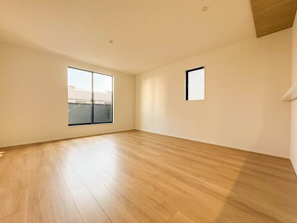 【LDK16帖】広々としたリビングダイニング。ゆったりとしたキッチン。