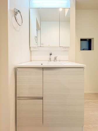 【洗面台】 十分な大きさの洗面台は、身だしなみチェックや歯磨きなど、朝の慌ただしい時間でもホテルライクなスペースで余裕とゆとりを感じて頂けます。