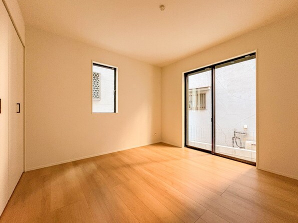 【洋室6.12帖】たっぷりの収納も配備しており、片付いた空間が出来ます。陽光も降り注ぐ明るく開放的な空間が魅力的です。