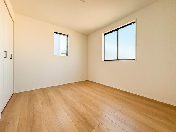 【子供部屋5.25帖】自然光の明るい空間でお子様と遊べます。