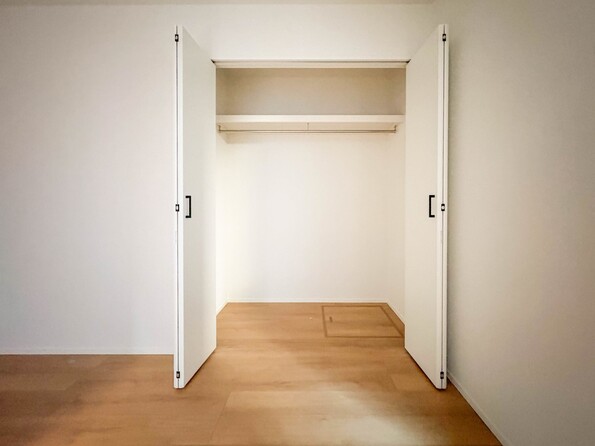 【収納】限られたスペースを有効に活用できる壁面クローゼット。