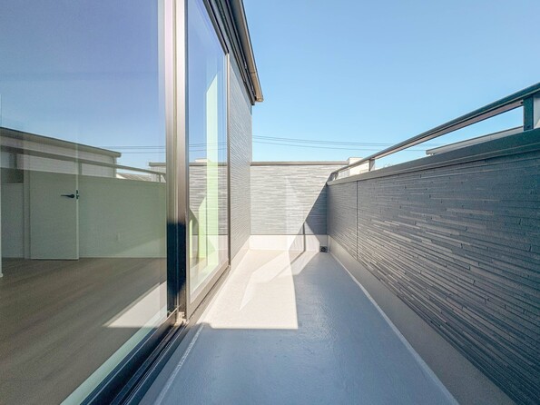 【バルコニー】  朝の澄んだ空気や、夕方に吹く清々しい風を五感で感じられるバルコニー。屋外にあって、住まいの中でも本当の自然を感じられるスペースです。