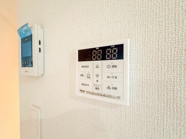 【オートバス】パネルからワンタッチで自動的にお湯張りができる設備。お風呂のお湯がたまったかどうかいちいち浴室へ確認に行かずにすみ、うっかりお湯を溢れさせてしまうこともなくなります。