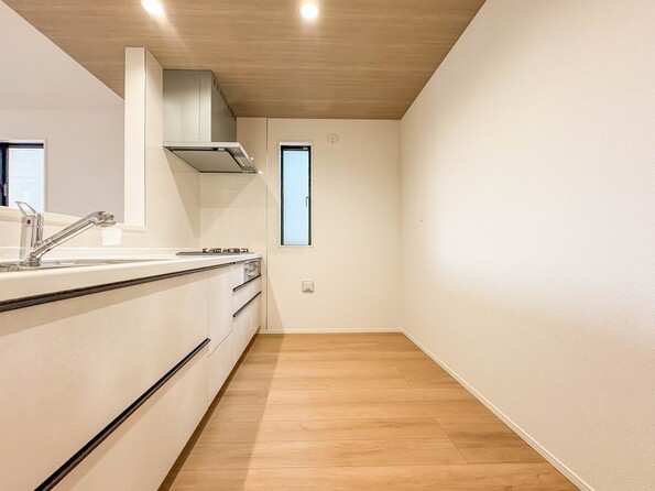 【キッチン】ナチュラルな自然光の中での調理。お洒落な食器類を余裕で収納できるスペース。動きやすい女性目線のキッチン動線。これからはお料理をつくる時間が劇的に変わります。