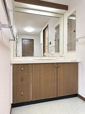 【洗面台】 十分な大きさの洗面台は、身だしなみチェックや歯磨きなど、朝の慌ただしい時間でもホテルライクなスペースで余裕とゆとりを感じて頂けます。