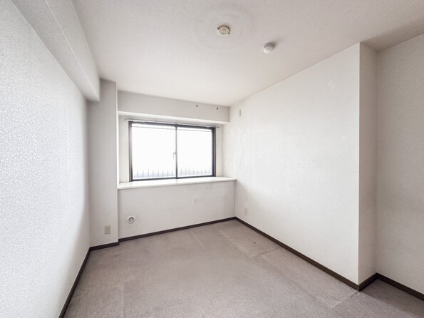 昨今のトレンドになりつつあるのが、広過ぎず、快適すぎない子ども部屋。勉強と寝るだけの部屋にすることで閉じこもりがなくなり、リビングで過ごす時間が増えると言われています。