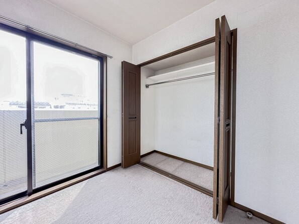 【WIC（ウォークインクローゼット）】  たくさんの洋服をかけてもシワになりにくいウォークインクローゼット。洋服以外にも、普段使わない家電やスーツケース、ストック品など何でも片付く嬉しい空間です。