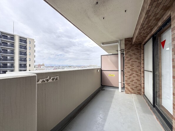 【バルコニー】  バルコニーから差し込む陽光・通風は、住環境・快適性と共に有り続ける貴重な「財産」です。