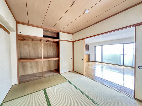 【寝室】充実した生活は伸びやかな居室空間から始まります。快適に・伸びやかに。心の潤いを求める方々へ。