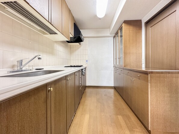 【カウンターキッチン】 リビングにいるお子様と会話をしながら家事ができるカウンターキッチン。いま手があいているか、忙しそうなのか相手の様子を伺いながらコミュニケーションをとる訓練にもなります。