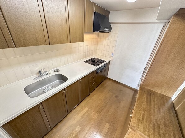 【キッチン】ナチュラルな自然光の中での調理。会話が弾む対面型キッチン。お洒落な食器類を余裕で収納できるスペース。動きやすい女性目線のキッチン動線。これからはお料理をつくる時間が劇的に変わります。