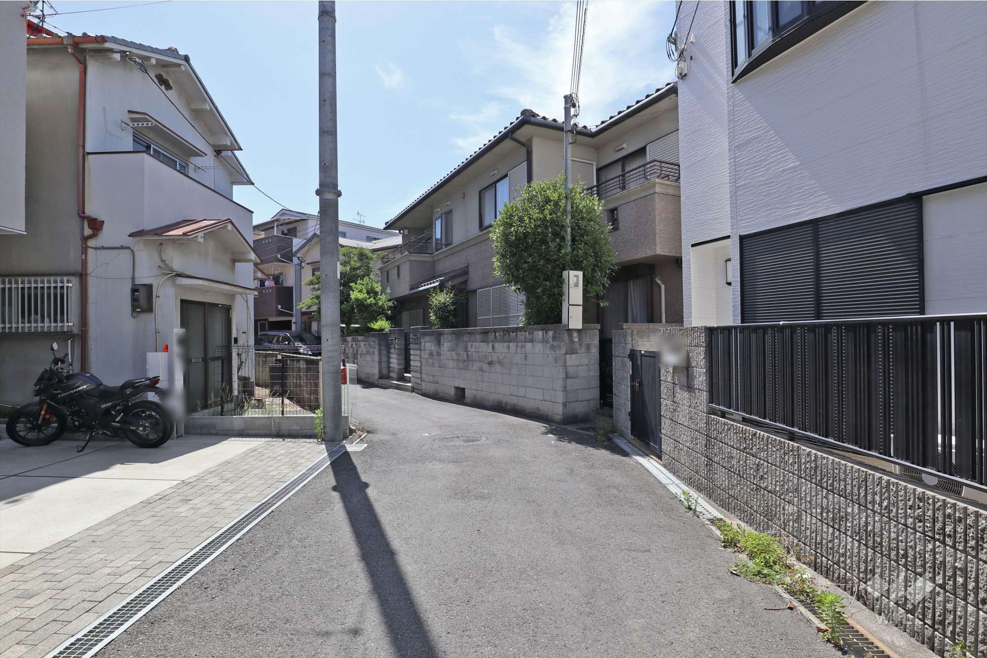 周辺は平坦地のため、自転車での移動がスムーズです。買い物施設の買い回りなども楽しめます。