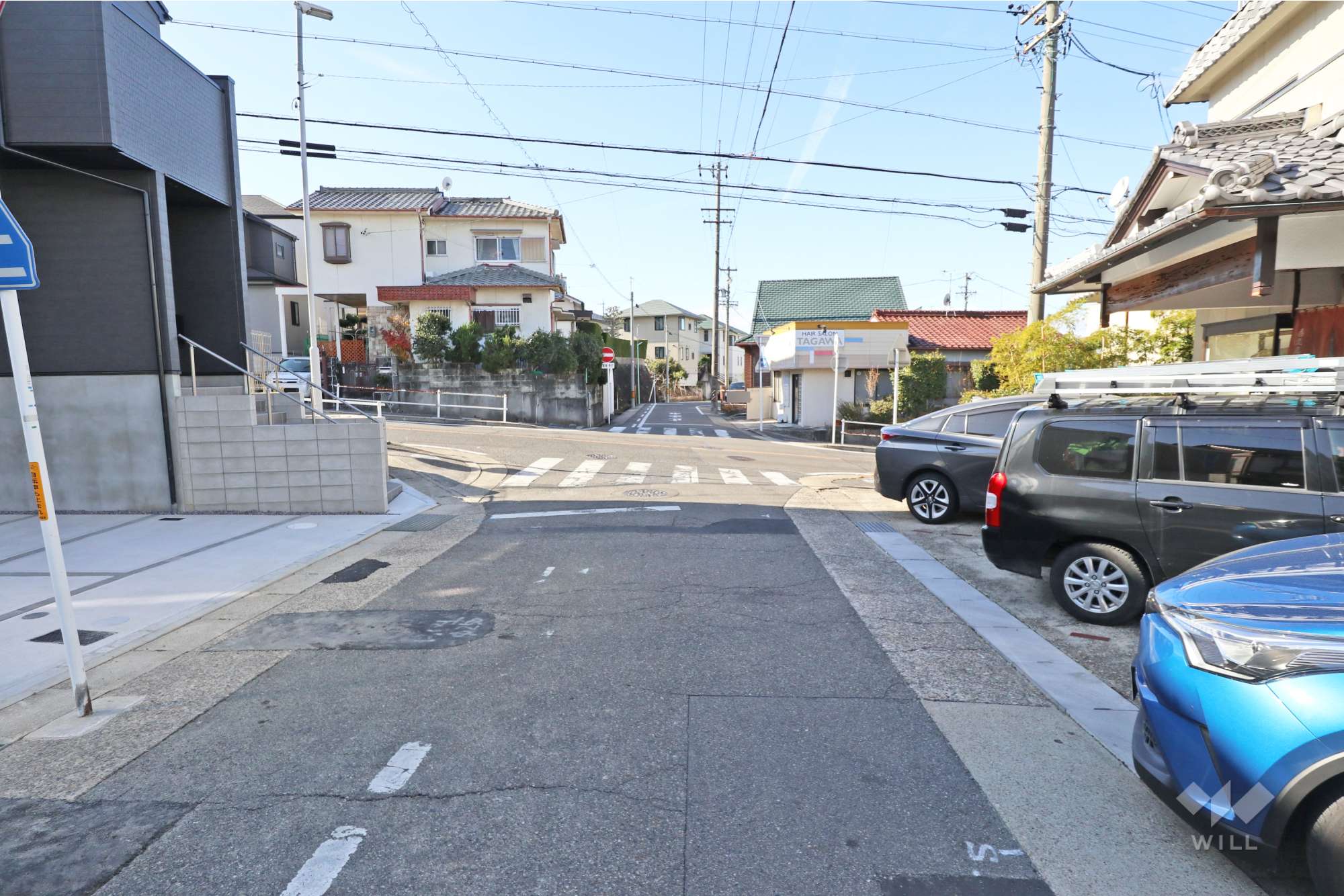 物件の北側前面道路（東側から）［2025年12月12日撮影］