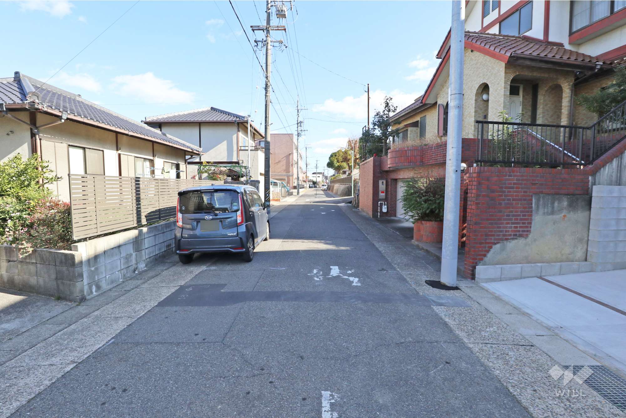 物件の北側前面道路（西側から）［2025年12月12日撮影］