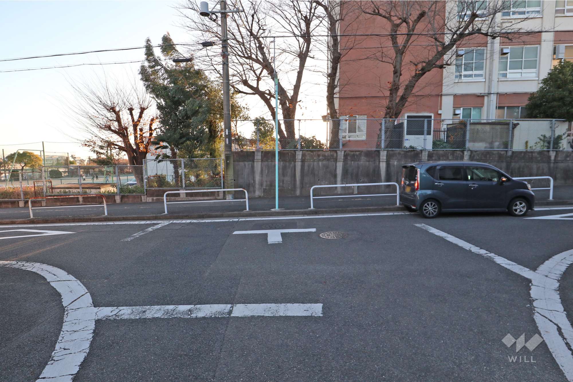 物件の北西側前面道路（北東側から）［2025年12月16日撮影］