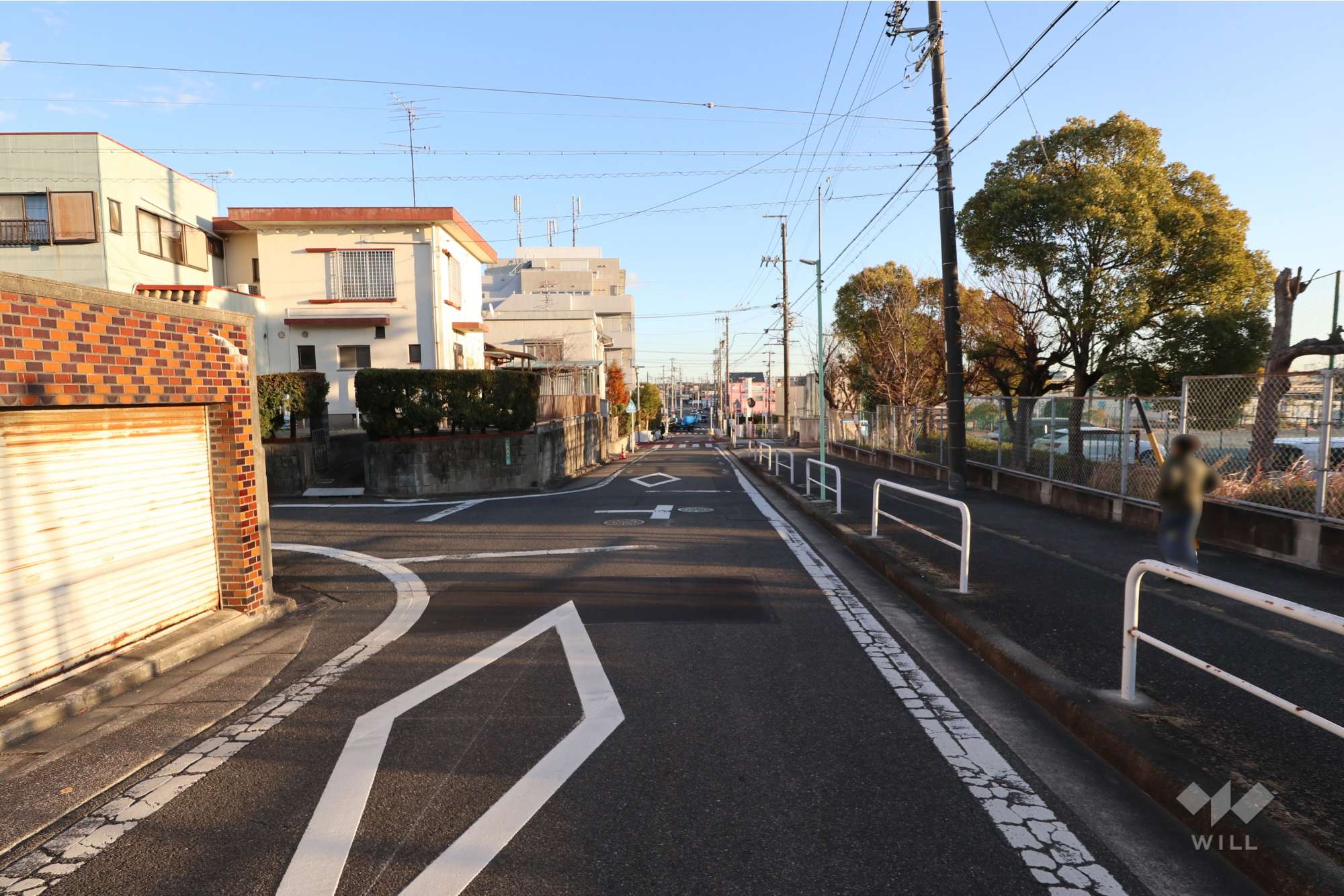 物件の南西側前面道路（南東側から）［2025年12月16日撮影］