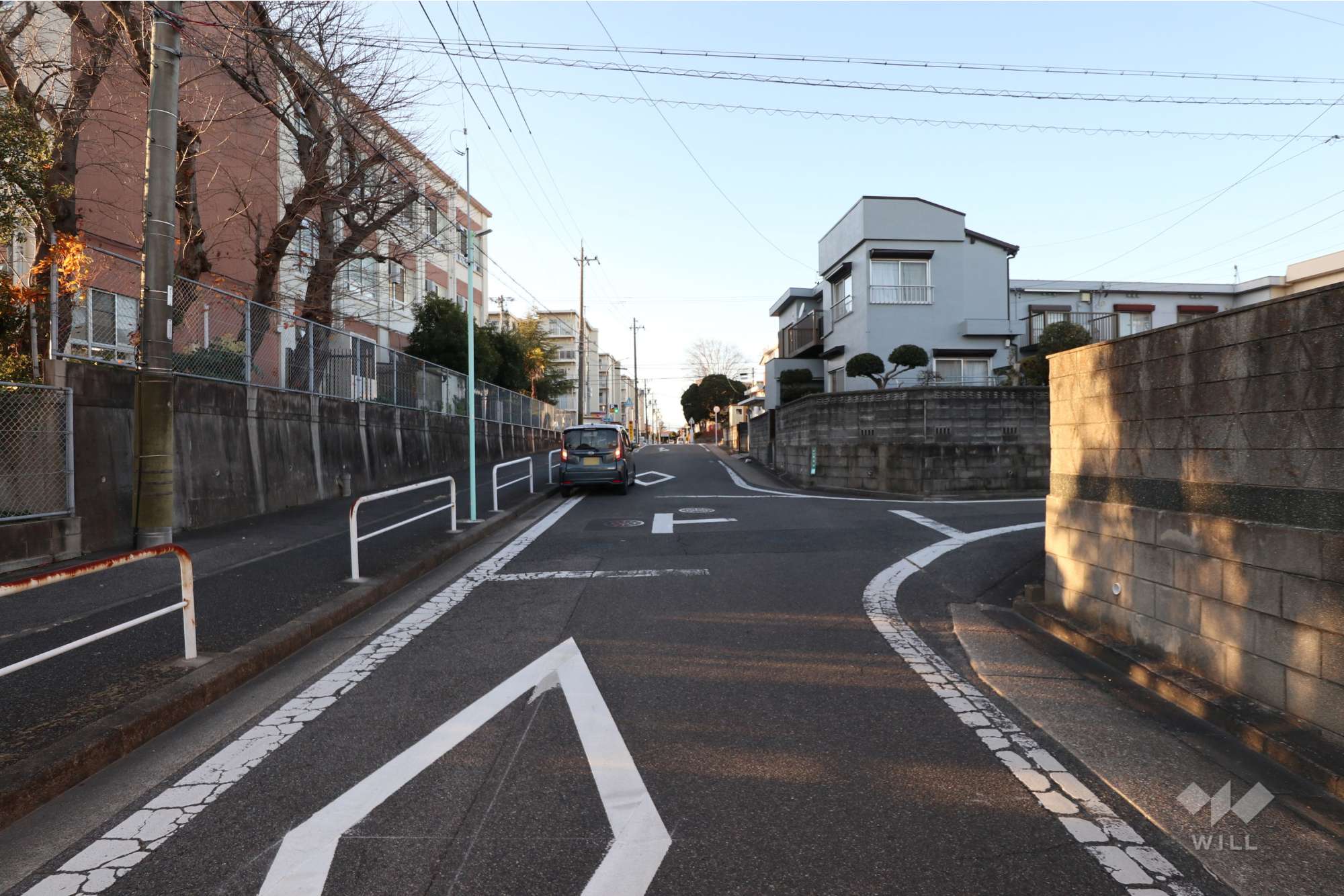 物件の南西側前面道路（北西側から）［2025年12月16日撮影］