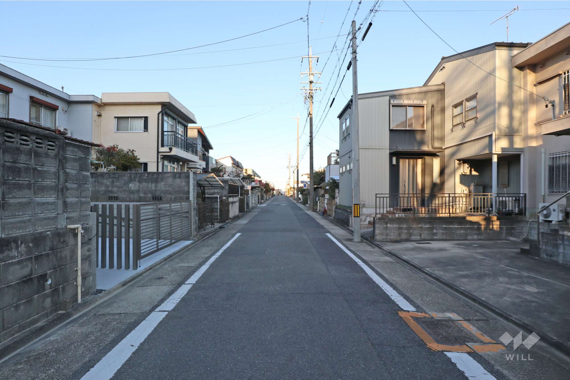 物件の北西側前面道路（南西側から）［2025年12月16日撮影］