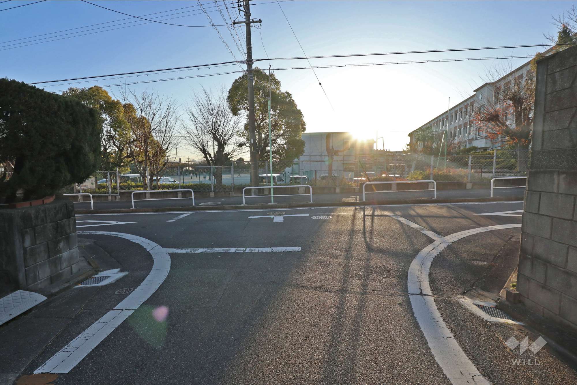 物件の南東側前面道路（北東側から）［2025年12月16日撮影］