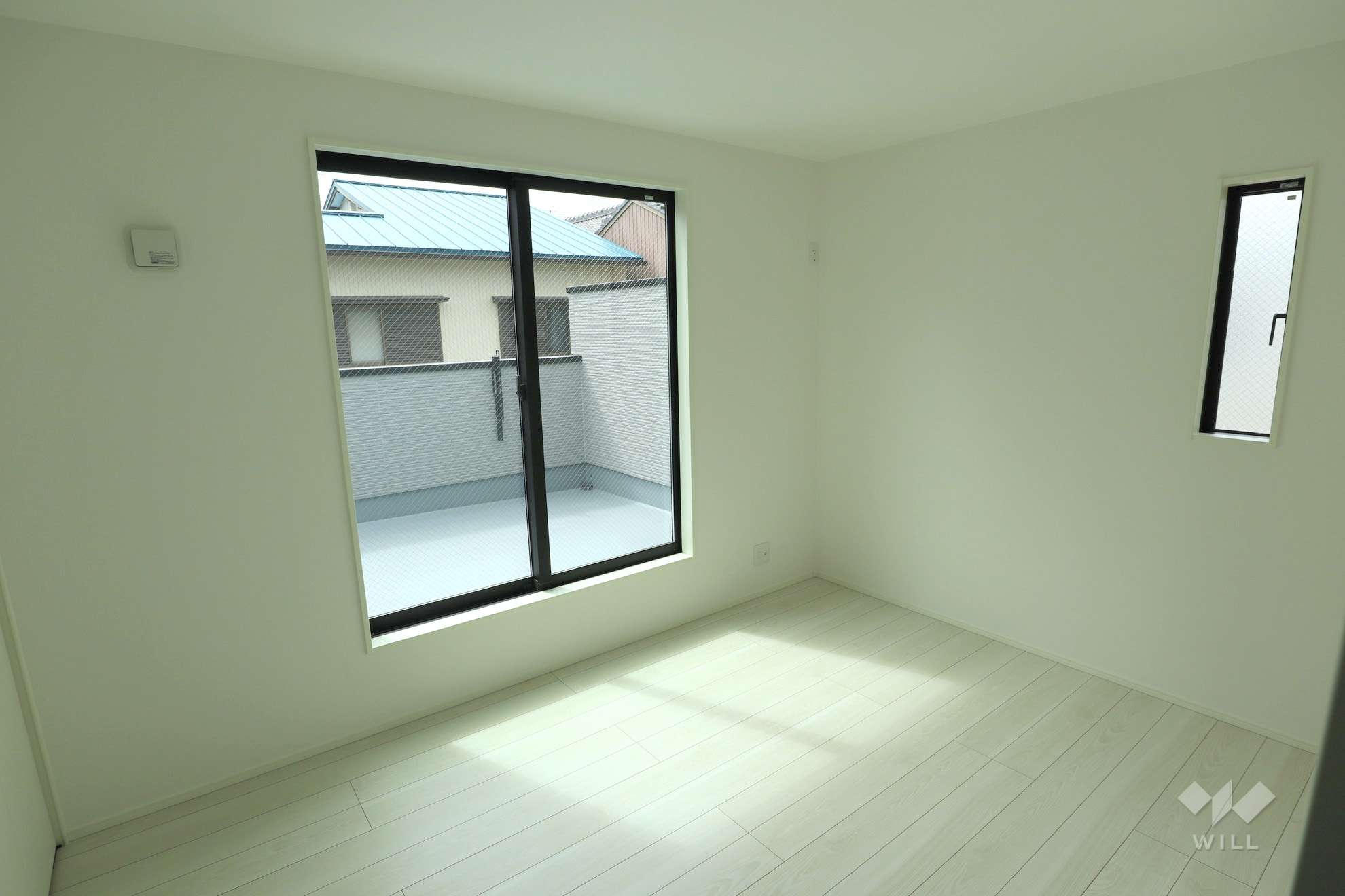 南側洋室約6.1帖バルコニーへ出入りできる部屋です。クローゼットもあります。