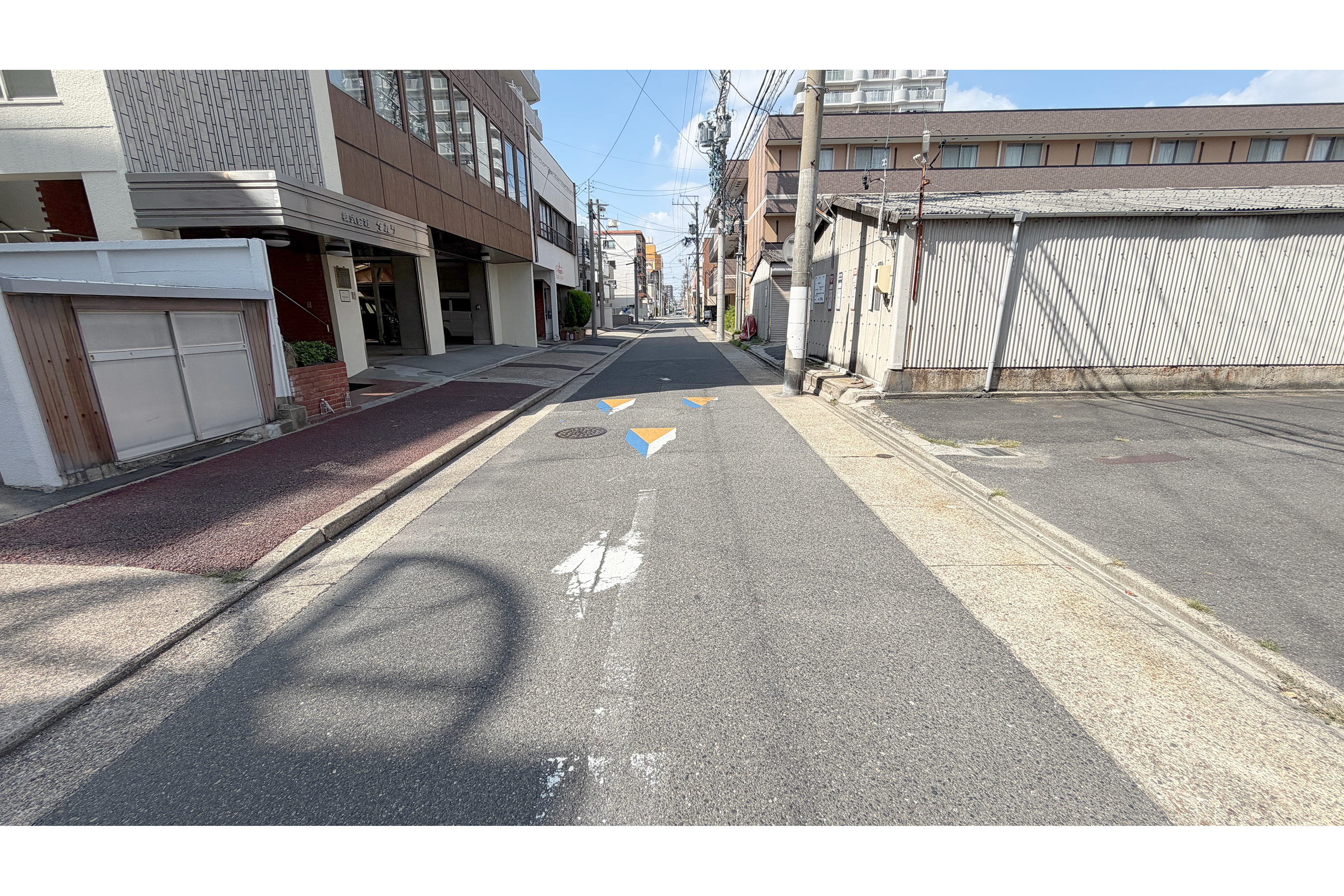 物件の西側前面道路（南側から）［2026年8月31日撮影］
