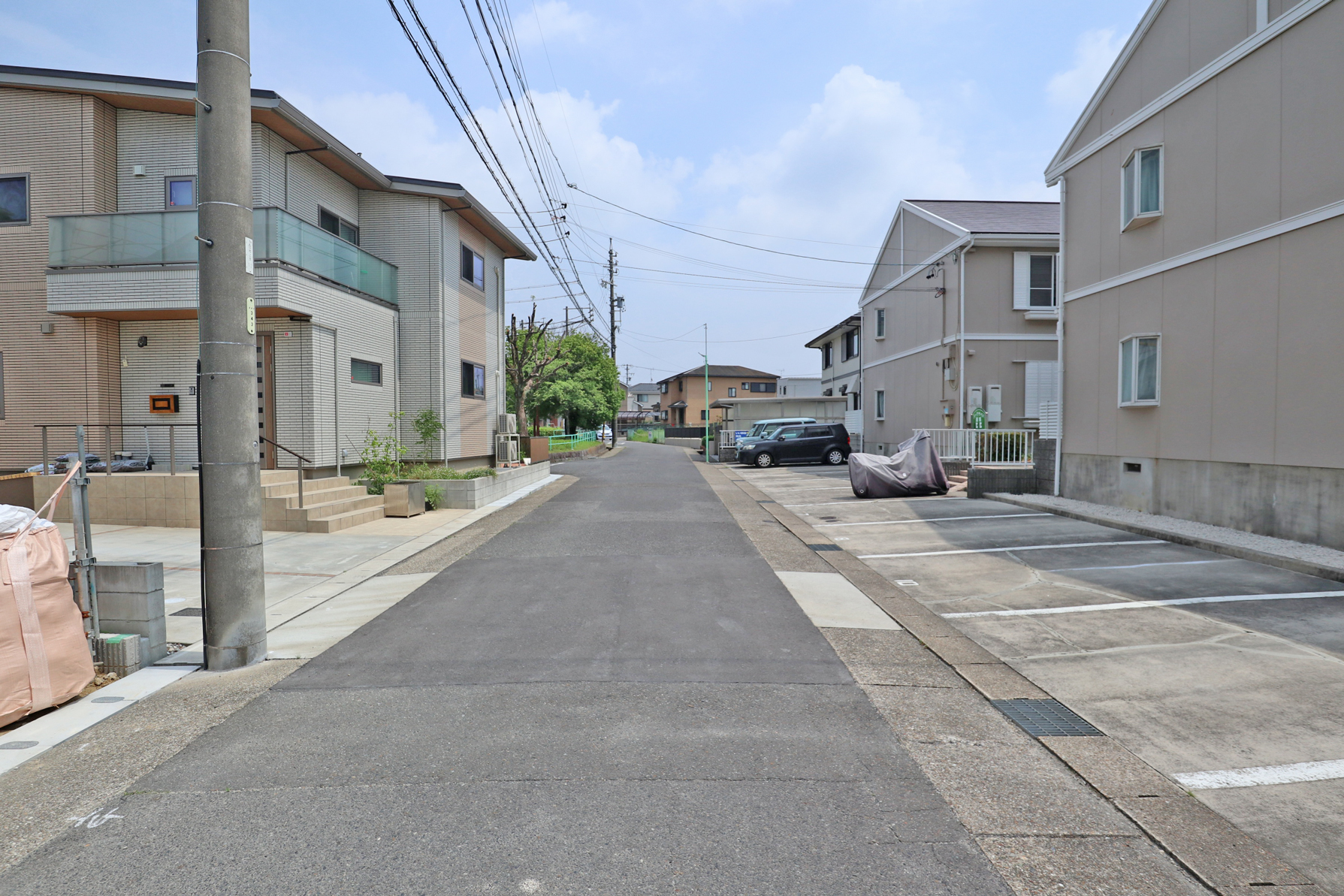 物件の南西側前面道路（西側から）［2026年7月1日撮影］