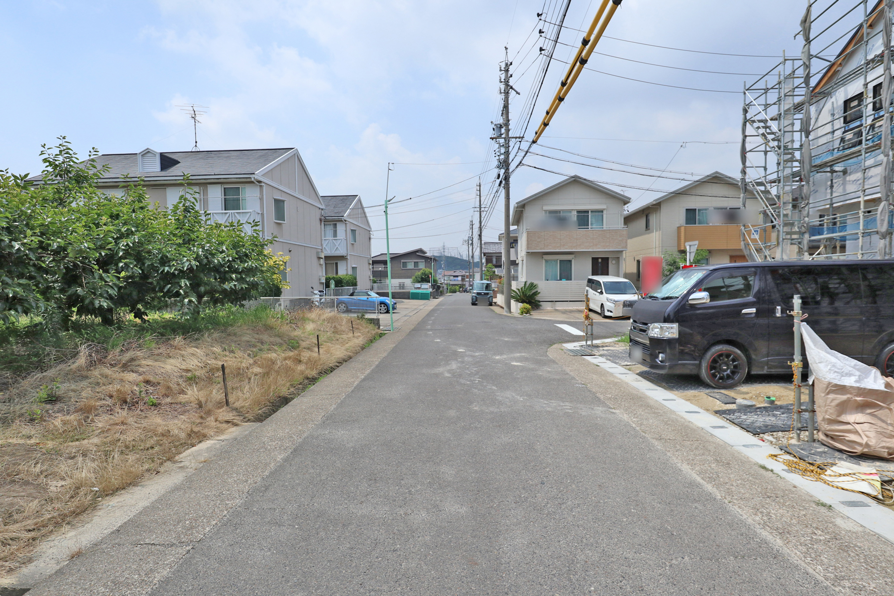 物件の南西側前面道路（南側から）［2026年7月1日撮影］