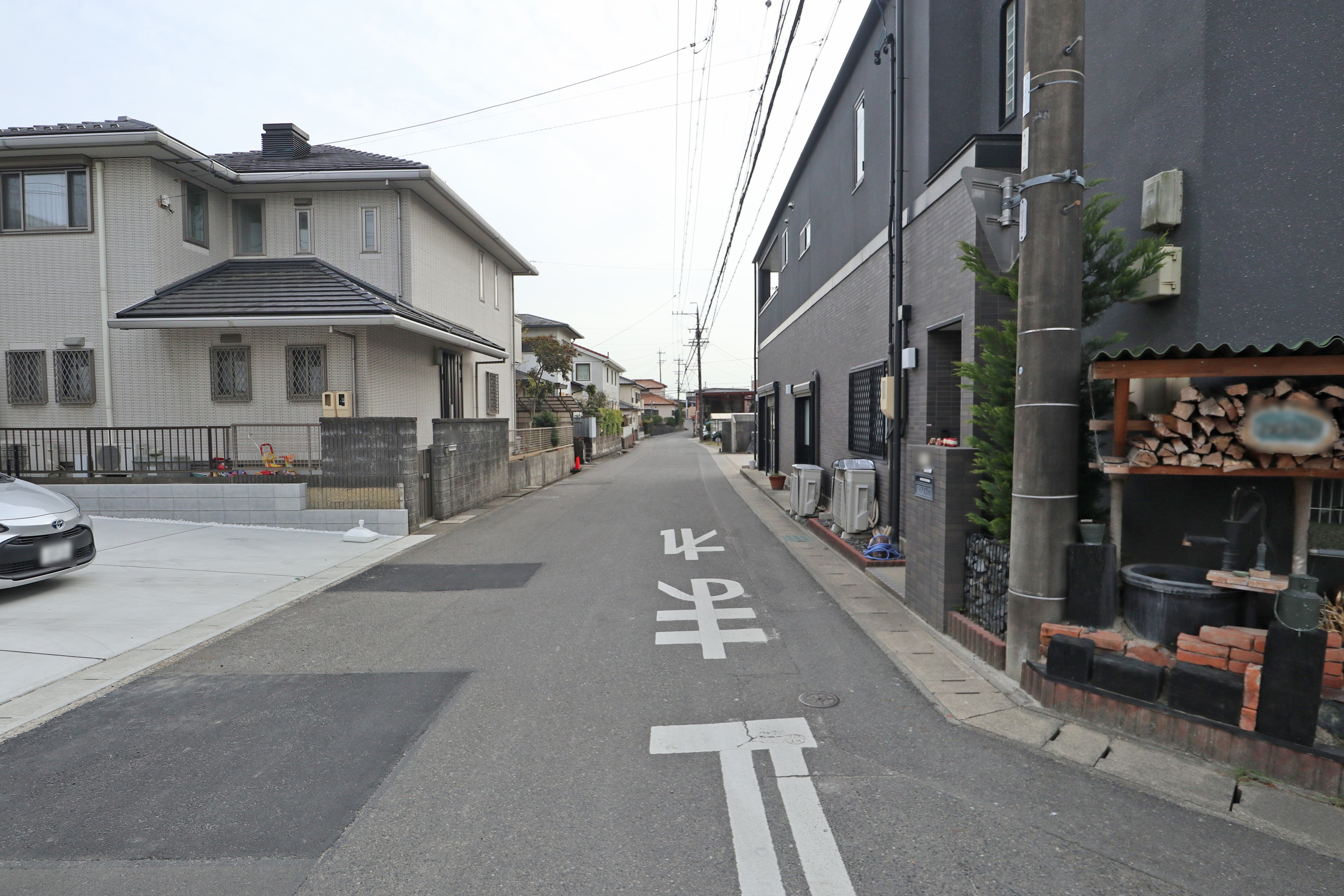 物件の北側前面道路（北西側から）［2025年10月27日撮影］