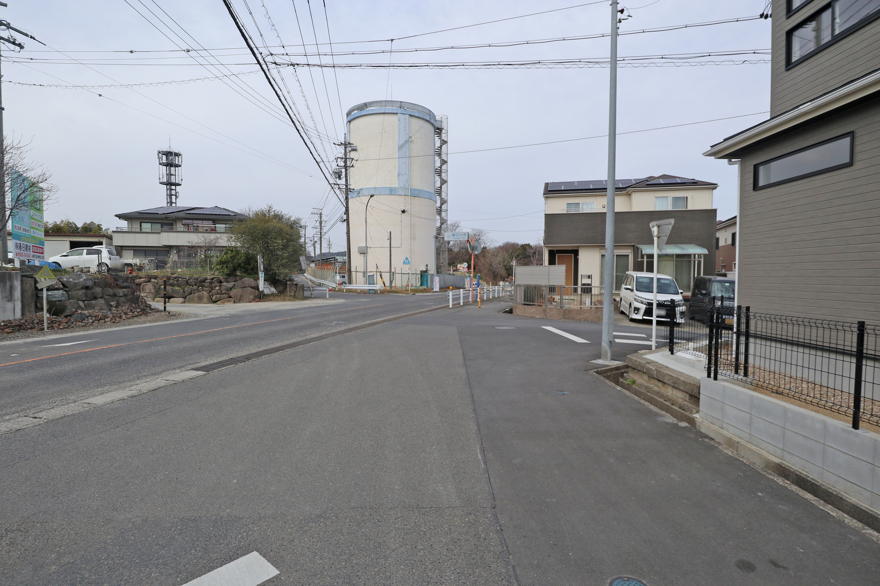 物件の北側前面道路（南東側から）［2025年10月27日撮影］