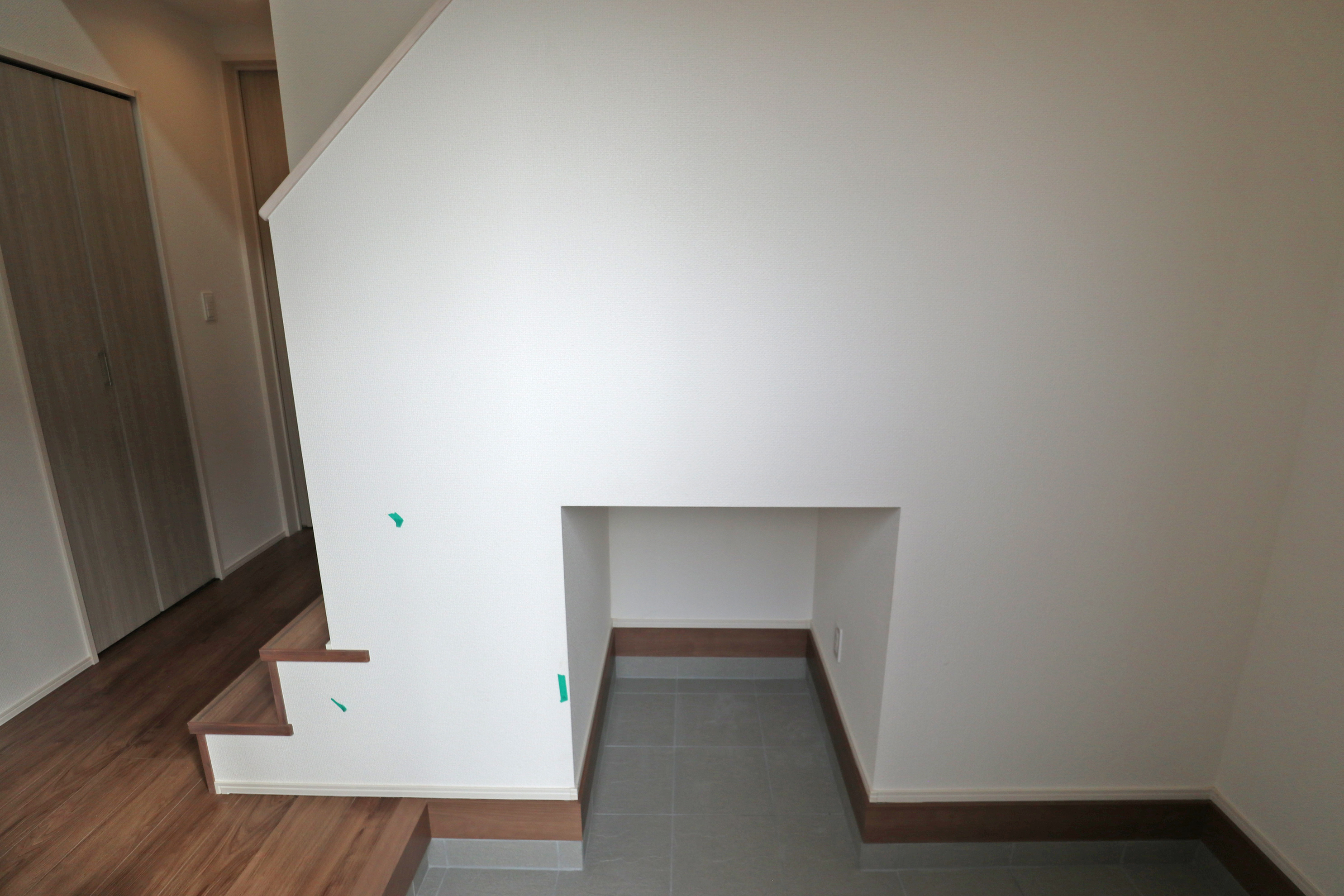 物件の西側前面道路（南側から）［2025年10月27日撮影］