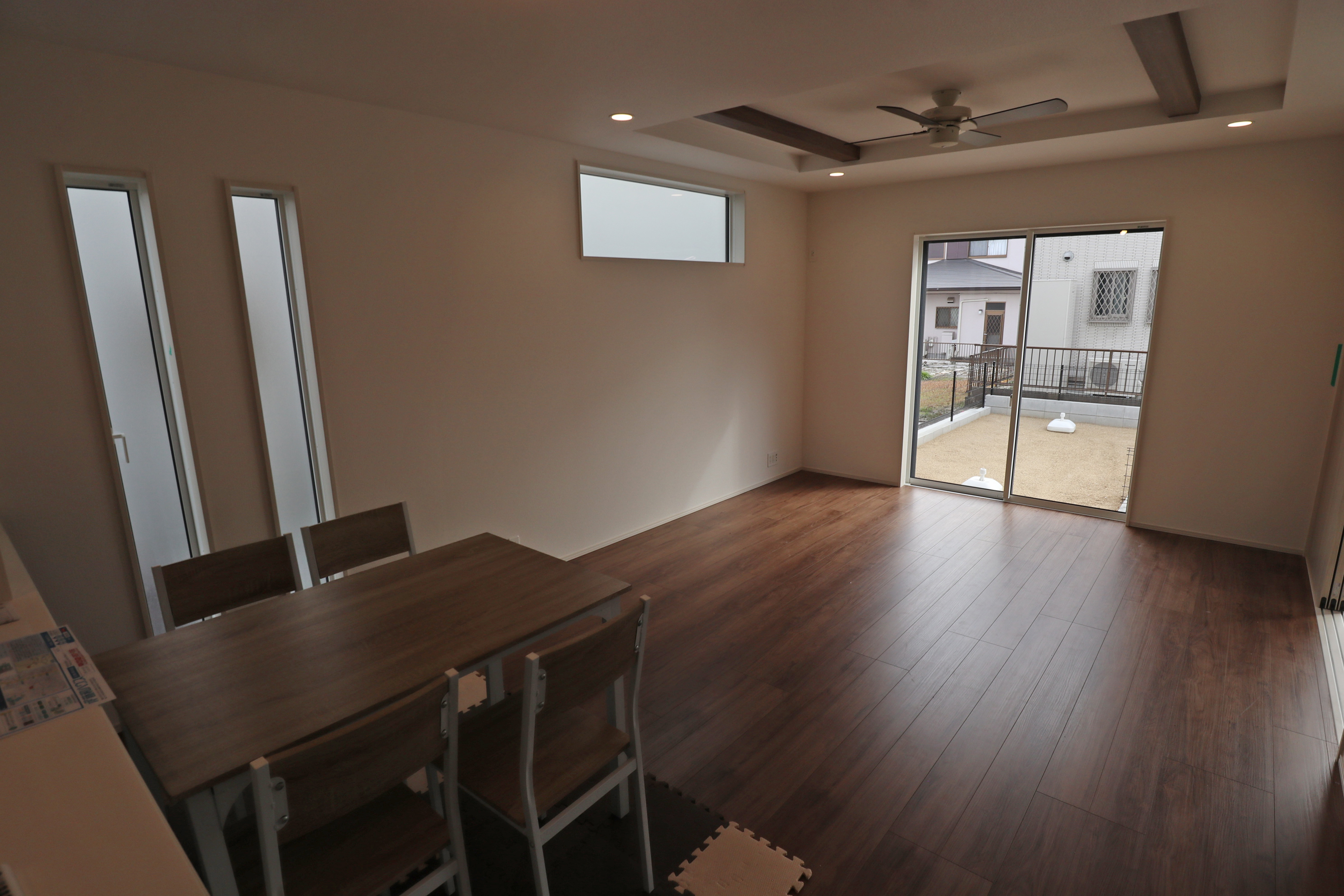 物件の西側前面道路（北側から）［2025年10月27日撮影］