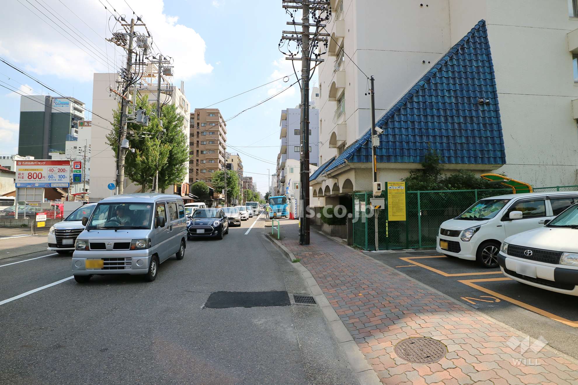 敷地の東側前面道路(北側から)