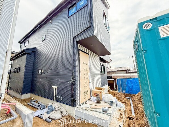 住む人や訪れる人やさしくエスコートする玄関アプローチ。
