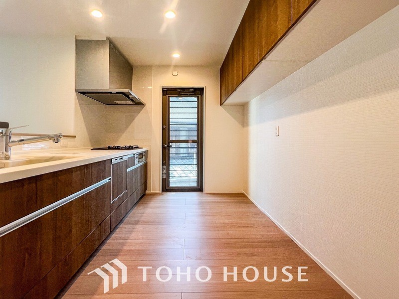 機能的で使い勝手のよさそうなキッチン。明るく清潔感があります。