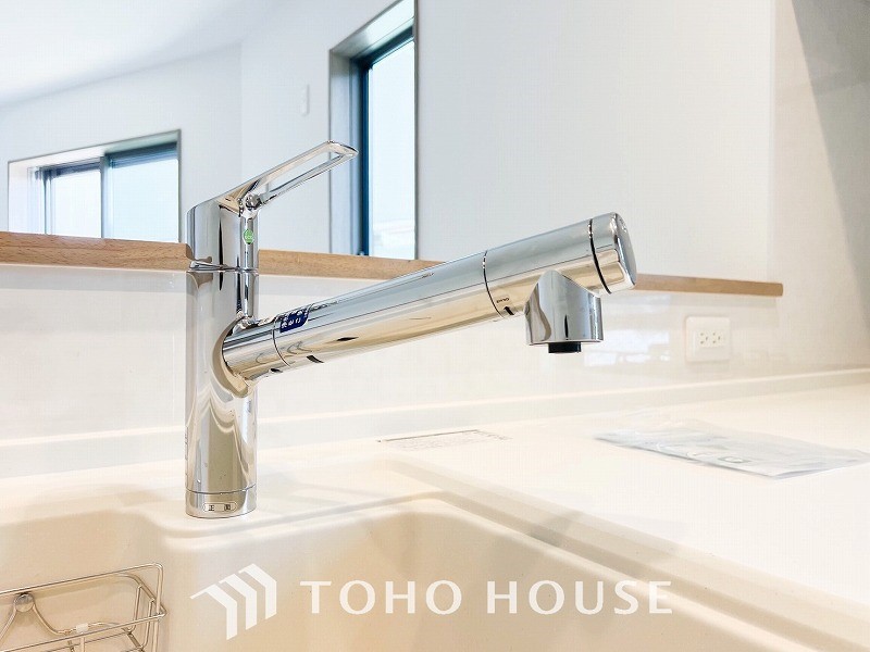 シャワーヘッド内に内蔵されたカートリッジがカルキ・溶解性鉛・農薬・カビ臭などの不純物を低減します。